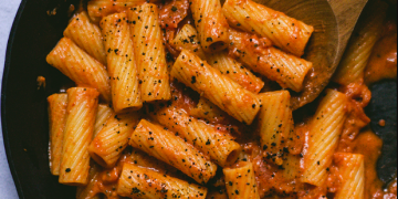 Eigene Sauce mit cremiger Tomatensauce gekochte Pasta