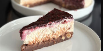 Brownie-basierter Waldfrucht-Käsekuchen