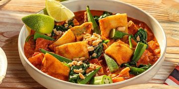 Afrikanischer Peanutstew mit Gemüsemaultaschen