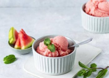Wassermeloneneis: kühl und cremig, ein Genuss an heißen Sommernachmittagen!