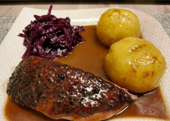 Entenbraten mit Apfelrotkohl und Kartoffelknödel