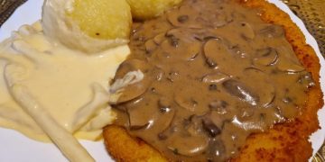 Schnitzel mit frischen braunen Champignons in Rahmsoße Spargelköpfe in Hollandaise und Kartoffelklöse