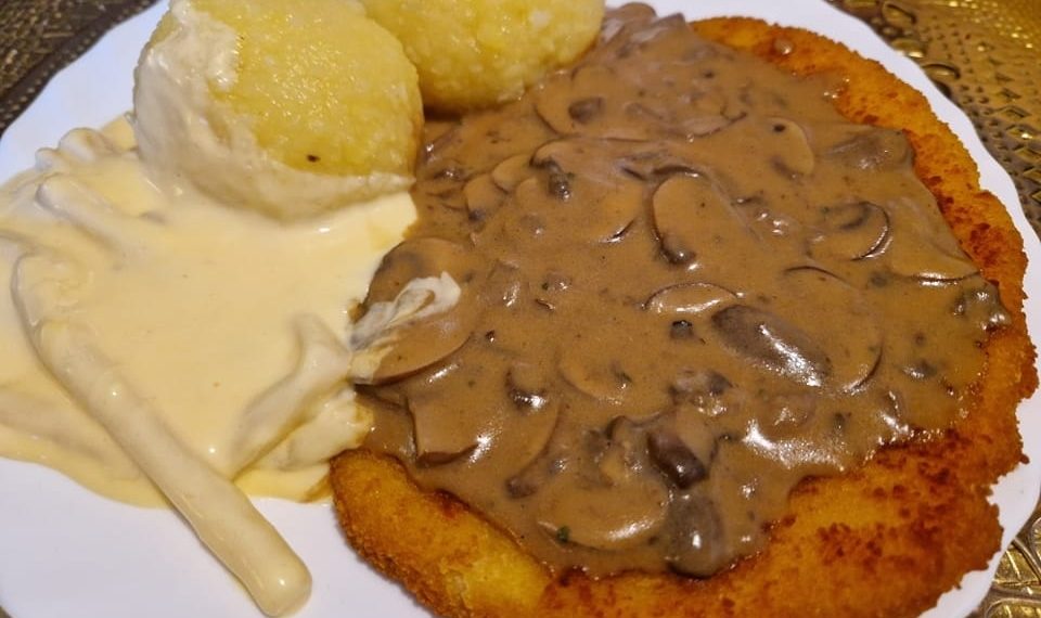 Schnitzel mit frischen braunen Champignons in Rahmsoße Spargelköpfe in Hollandaise und Kartoffelklöse