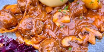 Hackbällchen in deftiger Zwiebel-Champignon Soße