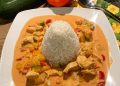 Paprika-Zucchini-Sahne Hähnchen mit Reis