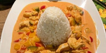 Paprika-Zucchini-Sahne Hähnchen mit Reis