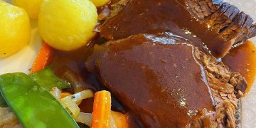 Rinderbraten Klöße Rotkohl oder Karotten und Bohnen