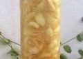 Geriebener Ingwer, Zwiebel, Knoblauch, Zitronensaft und Honig. so wird es zubereitet