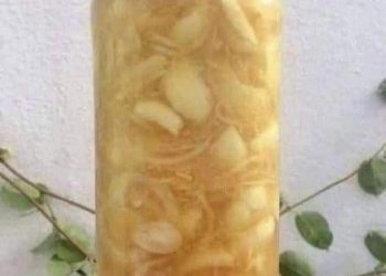 Geriebener Ingwer, Zwiebel, Knoblauch, Zitronensaft und Honig. so wird es zubereitet