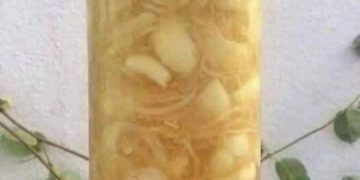 Geriebener Ingwer, Zwiebel, Knoblauch, Zitronensaft und Honig. so wird es zubereitet