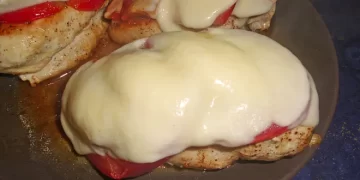 Hähnchenbrustfilet mit Tomate und Mozzarella
