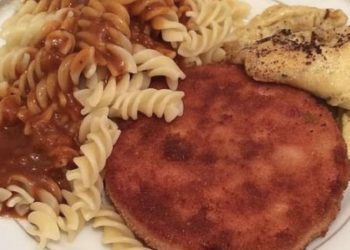 DDR Makkaroni mit Tomatensoße und Jägerschnitzel