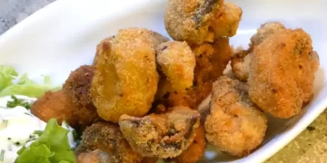 Panierte Champignons und Kräuterquark