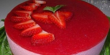 Super Fruchtige sommerliche Torte für viele Gelegenheiten: Erdbeermousse Torte