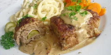  Hackröllchen in Zwiebelsoße