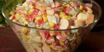 WURST SALAT MIT PAPRIKA UND MAIS