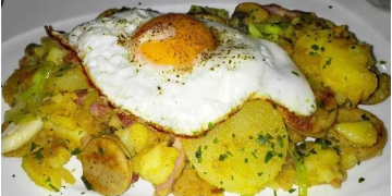 Bratkartoffeln mit Wurst und Spiegelei, eine Traum Kombination