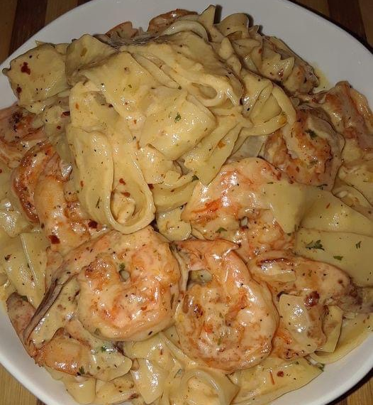 Cremige Garnelen-Nudeln mit hausgemachter Alfredo-Sauce