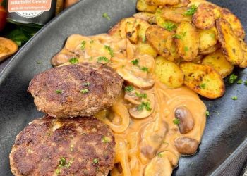 Knusprige Bratkartoffeln mit Frikadellen und Weißweinsoße