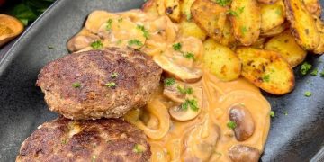 Knusprige Bratkartoffeln mit Frikadellen und Weißweinsoße