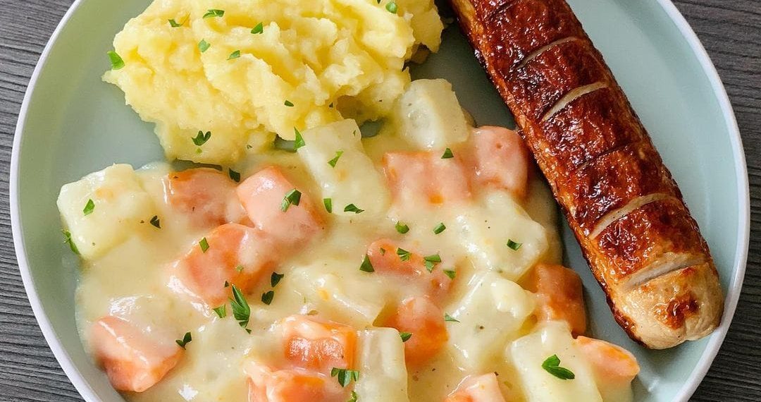 Kohlrabi-Möhren Gemüse mit Kartoffelpüree und Bratwurst