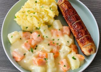 Kohlrabi-Möhren Gemüse mit Kartoffelpüree und Bratwurst