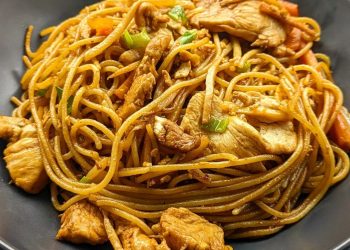 Gebratene Nudeln mit Hähnchenfleisch