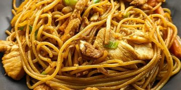 Gebratene Nudeln mit Hähnchenfleisch