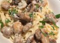 SALZIGE GERICHTESpaghetti mit gebratenen Champignons in cremiger Rahmsoße