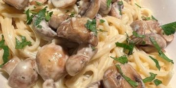 SALZIGE GERICHTESpaghetti mit gebratenen Champignons in cremiger Rahmsoße