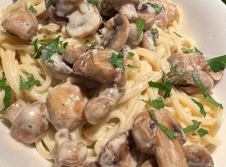SALZIGE GERICHTESpaghetti mit gebratenen Champignons in cremiger Rahmsoße