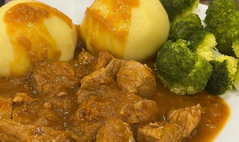 Brauhaus Gulasch | Kartoffelknödel | Brokkoli
