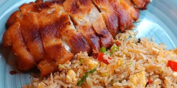 Gebackene Hühnerbrust mit gebratenem Reis