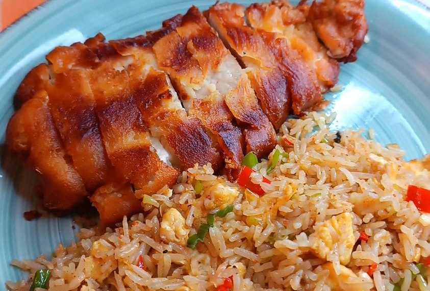 Gebackene Hühnerbrust mit gebratenem Reis – Alte Oma Rezepte