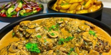 SAFTIGE STEAKS IN PILZSAUCE MIT KLEBERKARTOFFELN