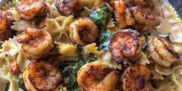 Pasta mit Garnelen in Knoblauch-Sahnesauce