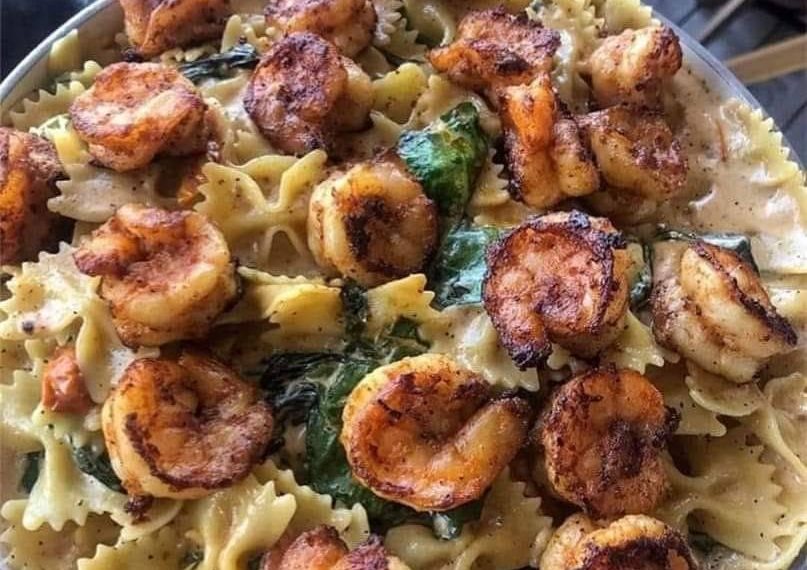 Pasta mit Garnelen in Knoblauch-Sahnesauce