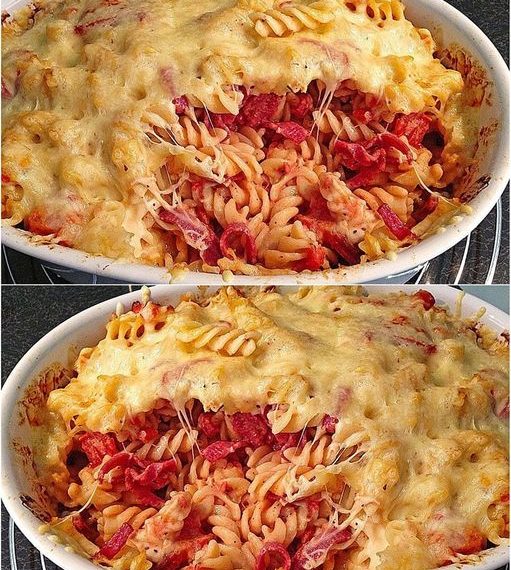 Köstlicher Nudelauflauf mit Tomate und Salami! Dieses herzhafte Gericht wird eure Geschmacksknospen verzaubern