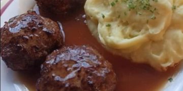 Frikadellen mit Kartoffelbrei und Soße
