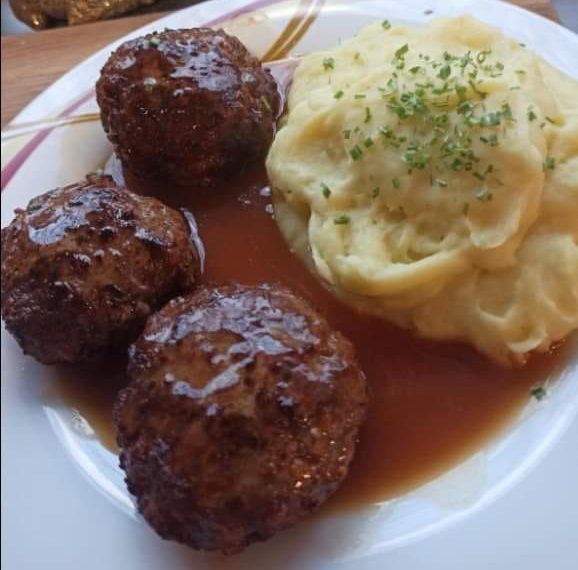 Frikadellen mit Kartoffelbrei und Soße