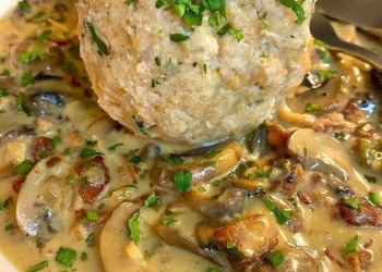 Semmelknödel mit Champignon Rahmsoße Soße und Speck