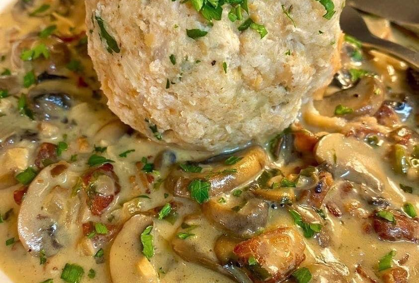 Semmelknödel mit Champignon Rahmsoße Soße und Speck