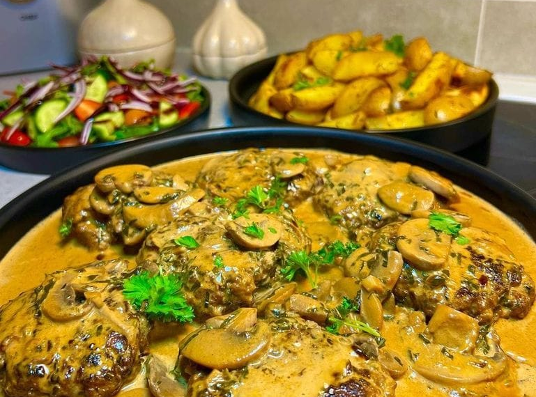 SAFTIGE STEAKS IN PILZSAUCE MIT KLEBERKARTOFFELN