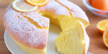 Der sind bei mir immer ratzfatz weggefuttert! Orangen Gugelhupf – super flaumig