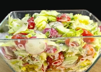 Erfrischender und sehr gesunder Salat in 5 Minuten