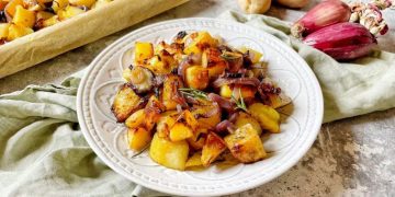Ofenkartoffeln und Zwiebeln: das Rezept für eine einfache und leckere Beilage