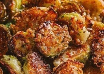 Mit Knoblauch und Parmesan gerösteter Rosenkohl