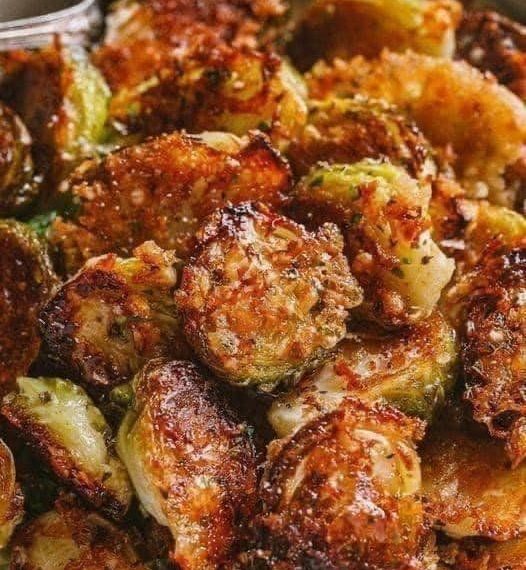 Mit Knoblauch und Parmesan gerösteter Rosenkohl