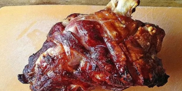 Knusprig gebratene Schweinshaxen Rezept