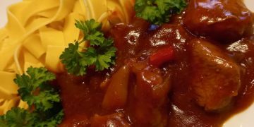 Gulasch mit Bandnudel